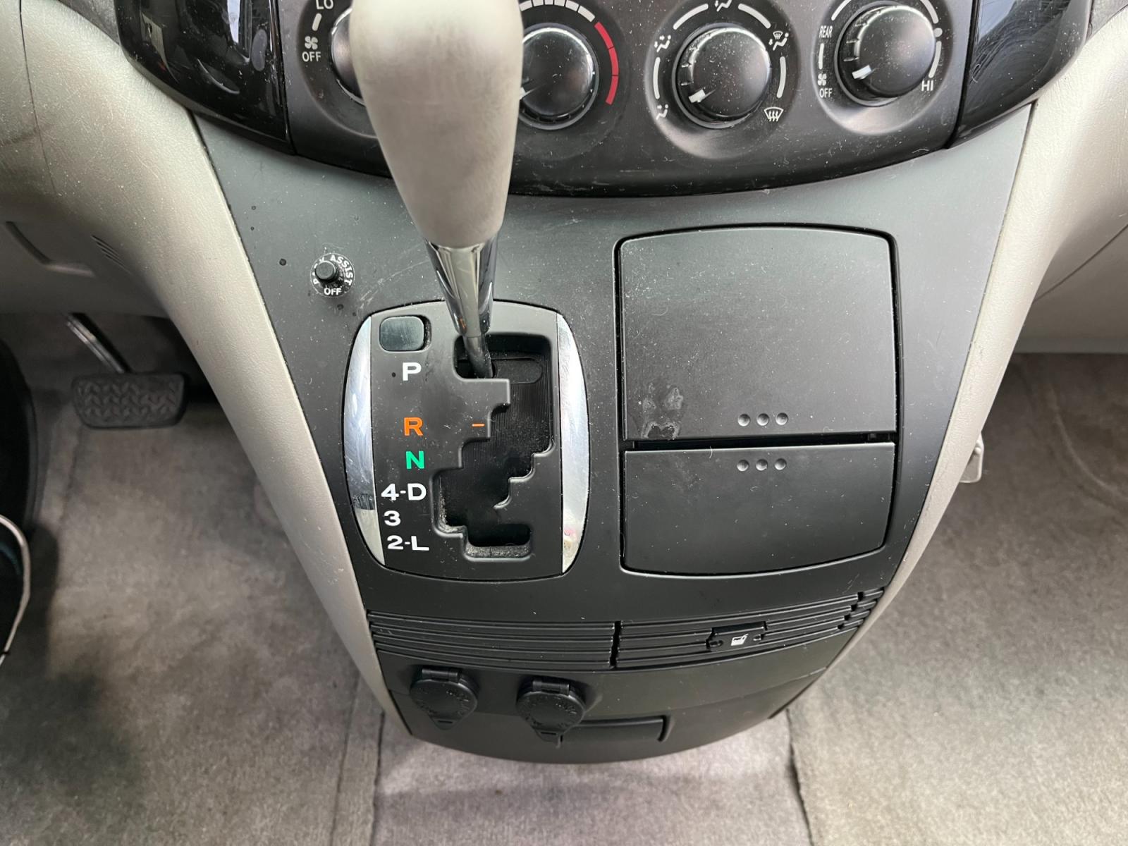 2005 SILVER /gray Toyota Sienna LE - 7 Passenger Seating (5TDZA23C75S) with an 3.3L V6 DOHC 24V engine, 5-Speed Automatic Overdrive transmission, located at 14700 Tomball Parkway 249, Houston, TX, 77086, (281) 444-2200, 29.928619, -95.504074 - Photo #15
